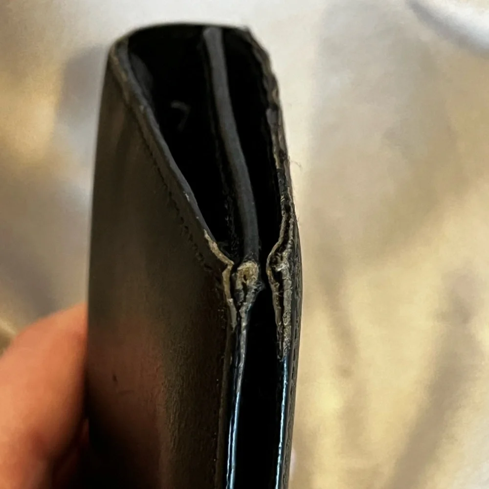 AUTHENTIC Gucci Vintage Black Leather Wallet with Gold Hardware - Picture 10 of 12